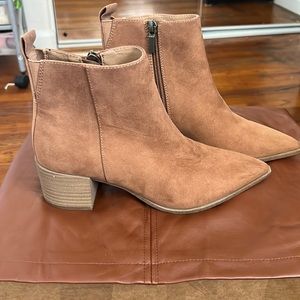 Cognac pointed booties